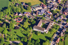 Vue aérienne de Ensemble immobilier du monastère copte orthodoxe de la Sainte Vierge Marie et de Saint Maurice à le quartier Brenkhausen in Höxter dans le département Rhénanie du Nord-Westphalie, Allemagne