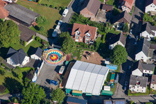 Vue aérienne de Les participants du festival Kirchweih sur le terrain de concert de l'événement à le quartier Brenkhausen in Höxter dans le département Rhénanie du Nord-Westphalie, Allemagne