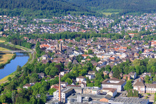 Vue aérienne de Rive de la Weser et centre avec l'église Kiliani à Höxter dans le département Rhénanie du Nord-Westphalie, Allemagne