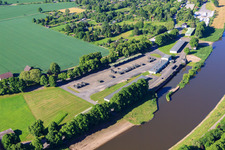 Vue aérienne de Dépôt militaire sur les rives de la Weser avec l'Association des réservistes des forces armées allemandes à Höxter dans le département Rhénanie du Nord-Westphalie, Allemagne