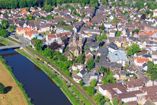 Vue aérienne de Église de Kiliani à Höxter dans le département Rhénanie du Nord-Westphalie, Allemagne