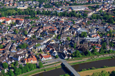 Vue aérienne de Pont Weser et église Kiliani à Höxter dans le département Rhénanie du Nord-Westphalie, Allemagne