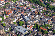 Vue aérienne de Centre avec parking dans la Rodewiekstraße et Salamander dans la Hennekenstr à Höxter dans le département Rhénanie du Nord-Westphalie, Allemagne