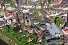 Vue aérienne de Église de Kiliani et parking municipal à Höxter dans le département Rhénanie du Nord-Westphalie, Allemagne