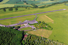 Vue aérienne de Piste de l'aéroport Höxter-Holzminden (EDVI) à le quartier Albaxen in Höxter dans le département Rhénanie du Nord-Westphalie, Allemagne