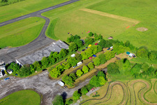 Vue aérienne de Parking de l'aérodrome Höxter-Holzminden (EDVI) à le quartier Albaxen in Höxter dans le département Rhénanie du Nord-Westphalie, Allemagne