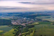 Vue aérienne de Vue du nord-ouest sur le Main à Schonungen dans le département Bavière, Allemagne