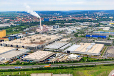 Photographie aérienne de Zone industrielle Hafenstraße / Röntgenstraße au-delà de l'A70 avec l'usine ZF Friedrichshafen Sud à le quartier Oberndorf in Schweinfurt dans le département Bavière, Allemagne