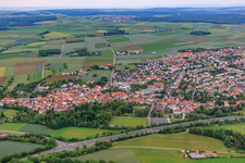 Vue aérienne de Vue de la ville au-delà de la B303 à Niederwerrn dans le département Bavière, Allemagne