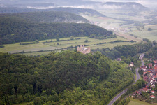 Vue aérienne de Ruines et vestiges des murs de l'ancien château et forteresse de Trimburg à le quartier Trimberg in Elfershausen dans le département Bavière, Allemagne