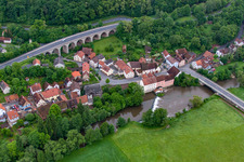 Vue aérienne de Pont de la Saale à le quartier Trimberg in Elfershausen dans le département Bavière, Allemagne