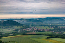 Vue aérienne de Sur la Saale franconienne fait déjà partie de la Rhön à le quartier Trimberg in Elfershausen dans le département Bavière, Allemagne