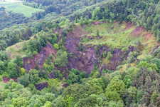 Vue oblique de Ancienne carrière de basalte de Sodenberg à le quartier Morlesau in Hammelburg dans le département Bavière, Allemagne