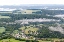 Vue aérienne de Les rives de la Saale franconienne dans le quartier de Morlesau à Hammelburg à le quartier Weickersgrüben in Gräfendorf dans le département Bavière, Allemagne