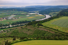 Vue aérienne de Nouvelle montagne au-dessus du Main à le quartier Karlburg in Karlstadt am Main dans le département Bavière, Allemagne