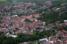 Vue des rues et des maisons dans les quartiers résidentiels à Arnstein dans le département Bavière, Allemagne hors des airs
