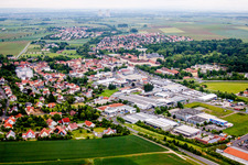 Vue aérienne de Parc industriel et implantation d'entreprises à Werneck dans le département Bavière, Allemagne