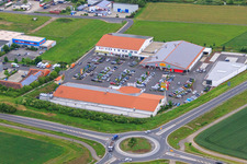 Vue aérienne de Zone industrielle et création d'entreprise avec EDEKA Müller, Netto, KiK et Werntal-Apotheke à Werneck dans le département Bavière, Allemagne