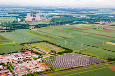 Vue aérienne de Zone industrielle et implantation d'entreprise à la gare en face de la centrale nucléaire à Bergrheinfeld dans le département Bavière, Allemagne
