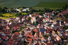 Vue aérienne de Les rives du Main à le quartier Hirschfeld in Röthlein dans le département Bavière, Allemagne