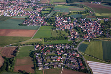 Vue aérienne de Vue des rues et des maisons dans les quartiers résidentiels à Unterpleichfeld dans le département Bavière, Allemagne