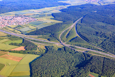 Vue aérienne de Sortie d'autoroute A43/A81 de Wurtzbourg Ouest à Irtenberger Wald dans le département Bavière, Allemagne