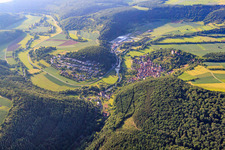 Vue aérienne de Drof dans une boucle de la Tauber à le quartier Gamburg in Werbach dans le département Bade-Wurtemberg, Allemagne