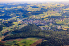 Vue aérienne de Vue de la ville depuis le nord-est derrière la caserne Carl Schurz à Hardheim dans le département Bade-Wurtemberg, Allemagne