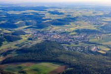 Vue aérienne de Vue de la ville depuis le nord-est derrière la caserne Carl Schurz à Hardheim dans le département Bade-Wurtemberg, Allemagne