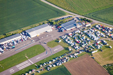 Vue aérienne de Événement de course pour une course automobile sur la piste de l'aéroport à Walldürn dans le département Bade-Wurtemberg, Allemagne