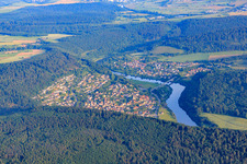 Vue aérienne de Vue de la ville sur le Neckar depuis le nord-ouest à Neckargerach dans le département Bade-Wurtemberg, Allemagne