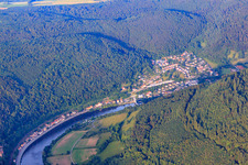 Vue aérienne de Vue de la ville sur le Neckar depuis l'ouest à Zwingenberg dans le département Bade-Wurtemberg, Allemagne