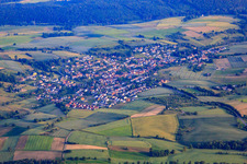 Vue aérienne de Vue du village de l'Odenwald depuis le nord à le quartier Lobenfeld in Lobbach dans le département Bade-Wurtemberg, Allemagne