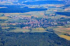 Vue aérienne de Vue du village de l'Odenwald depuis le nord-ouest à Epfenbach dans le département Bade-Wurtemberg, Allemagne