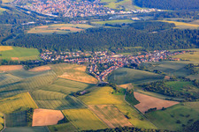 Vue aérienne de Vue du village de l'Odenwald depuis le nord à le quartier Mönchzell in Meckesheim dans le département Bade-Wurtemberg, Allemagne