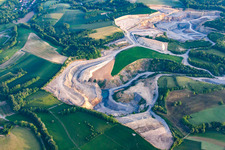 Vue aérienne de Carrière de calcaire à le quartier Maisbach in Nußloch dans le département Bade-Wurtemberg, Allemagne