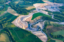 Vue aérienne de Carrière de calcaire à le quartier Maisbach in Nußloch dans le département Bade-Wurtemberg, Allemagne