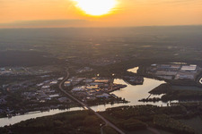 Vue aérienne de Pont Rudolf von Habsburg sur le Rhin et le port de Germersheim vus de l'est le soir à Germersheim dans le département Rhénanie-Palatinat, Allemagne