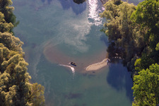 Vue aérienne de Bateau de pêche sur un banc de sable dans la Judengasse dans le Rheinauen Bremengrund à Au am Rhein dans le département Bade-Wurtemberg, Allemagne