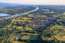 Vue du village depuis le nord, sur les rives du Rhin à Mothern dans le département Bas Rhin, France