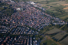 Vue aérienne de Friedenstr à le quartier Mörsch in Rheinstetten dans le département Bade-Wurtemberg, Allemagne