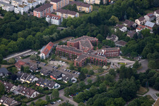Vue oblique de Centre pour personnes âgées Caritas à Horbachpark à Ettlingen dans le département Bade-Wurtemberg, Allemagne