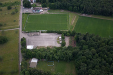 Vue aérienne de Stade de réserve du SV Spielberg à le quartier Spielberg in Karlsbad dans le département Bade-Wurtemberg, Allemagne