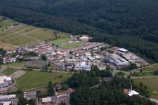 Vue aérienne de Zone industrielle de Liebigweg à le quartier Conweiler in Straubenhardt dans le département Bade-Wurtemberg, Allemagne