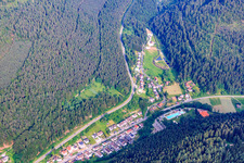 Vue aérienne de Piscine extérieure forestière Calmbach à le quartier Calmbach in Bad Wildbad dans le département Bade-Wurtemberg, Allemagne