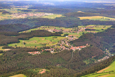 Vue aérienne de Château Zavelstein à le quartier Zavelstein in Bad Teinach-Zavelstein dans le département Bade-Wurtemberg, Allemagne