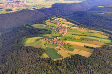 Vue aérienne de Village dans une clairière forestière à le quartier Schmieh in Bad Teinach-Zavelstein dans le département Bade-Wurtemberg, Allemagne