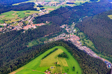 Vue aérienne de Eau minérale Teinacher à le quartier Bad Teinach in Bad Teinach-Zavelstein dans le département Bade-Wurtemberg, Allemagne
