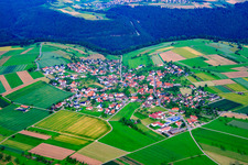 Vue aérienne de Vue de la Forêt-Noire du Nord depuis l'ouest à le quartier Altbulach in Neubulach dans le département Bade-Wurtemberg, Allemagne