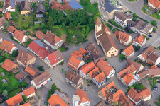 Vue aérienne de Ancien hôtel de ville Neubulach eV et église de la ville Neubulach à Neubulach dans le département Bade-Wurtemberg, Allemagne